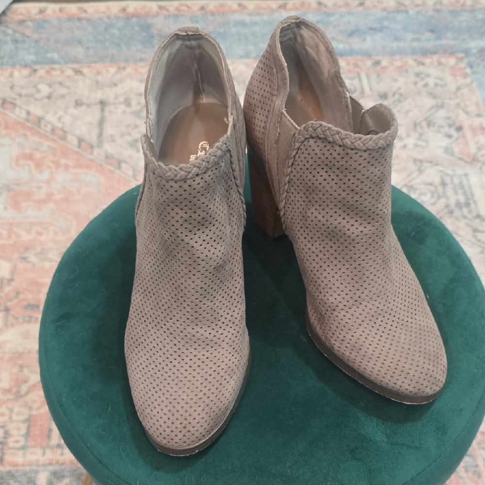 Crown Vintage Women's Ankle Booties